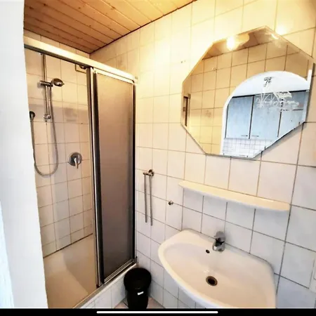 Worker Parkplatz Kueche Badezimmer Einzelbetten